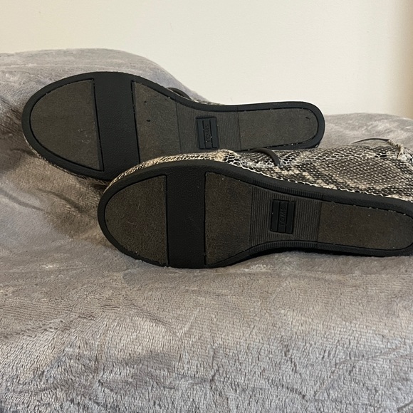 NWOB Tom's Kala Faux Snake Skin Wedge Ankle Boots Size 9 Womens - Picture 3 of 12